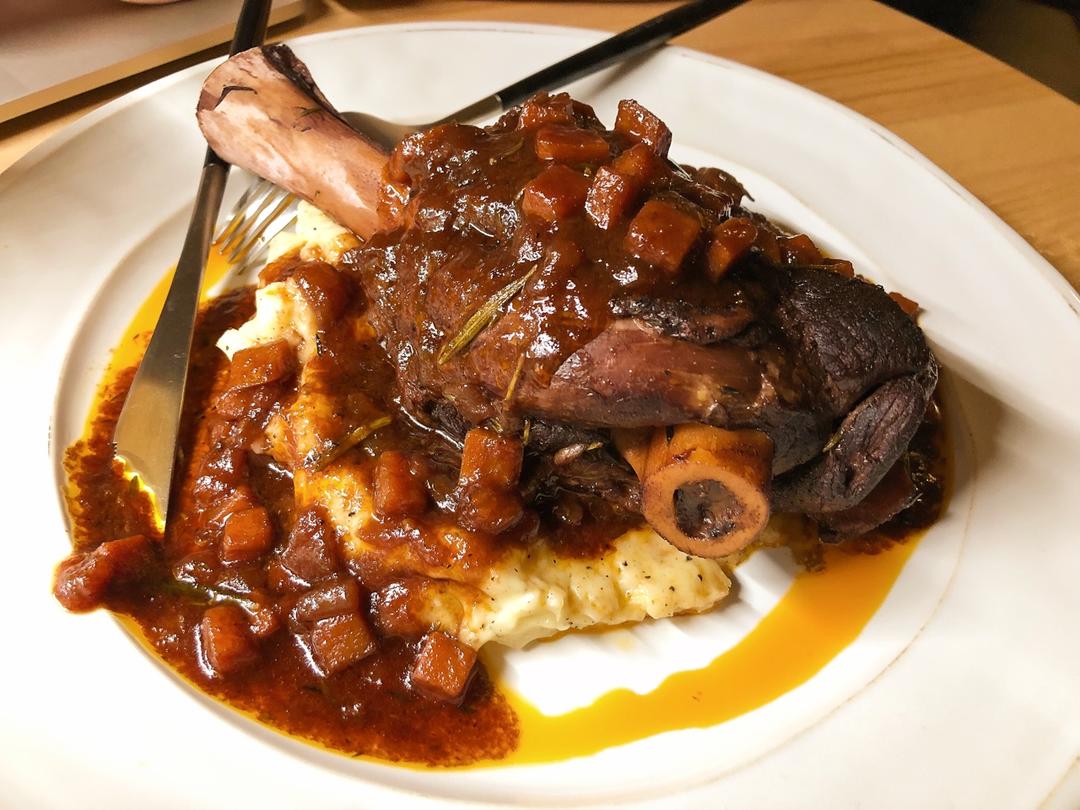 慢炖红酒迷迭香羊肉 Braised Rosemary Lamb Shank