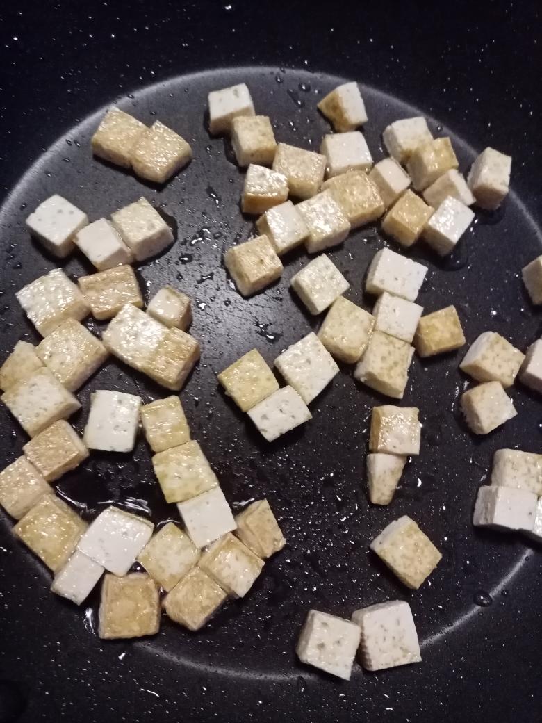 番茄鸡蛋豆腐炒饭的做法 步骤2