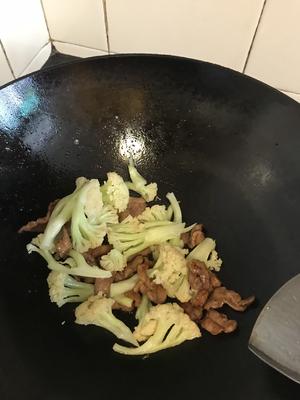 橄榄菜菜花炒猪肉的做法 步骤5