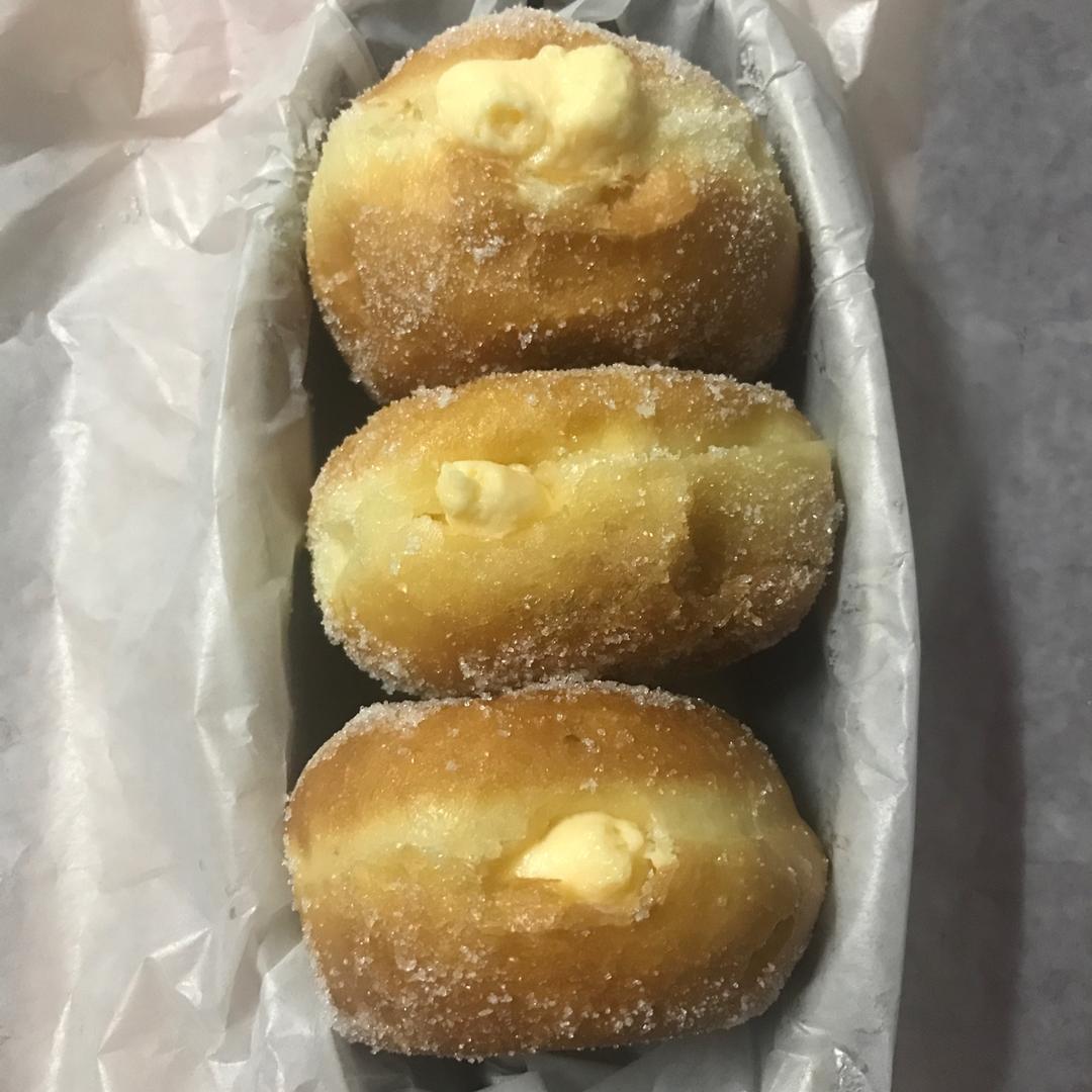 好吃到哭泣的甜甜圈VANILLA CREAM-FILLED DOUGHNUTS