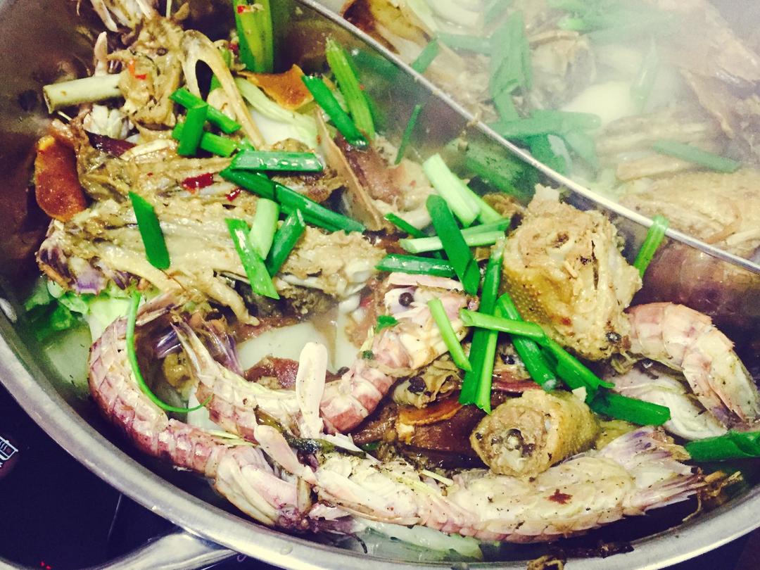 姜母鸭虾菇鲜蔬煲