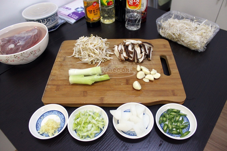 韩式辣牛肉汤的做法 步骤3