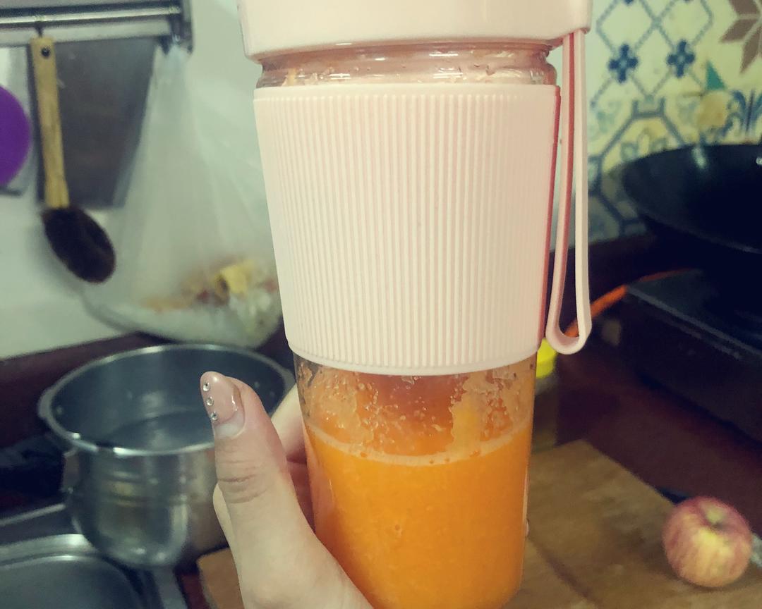 水瓶榨苹果胡萝卜汁的做法