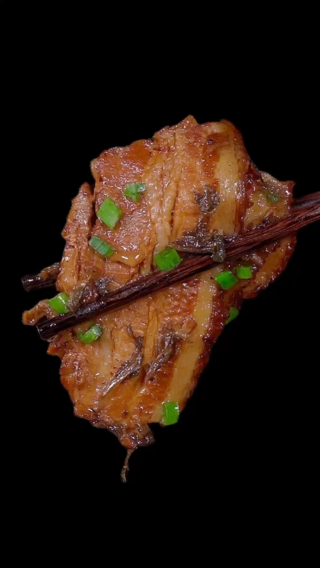 以后想吃梅菜扣肉，不要在下馆子了，现在只要在家会蒸米饭，就能轻松实现，五花三层，肥而不腻，入口即化，解馋必备的做法