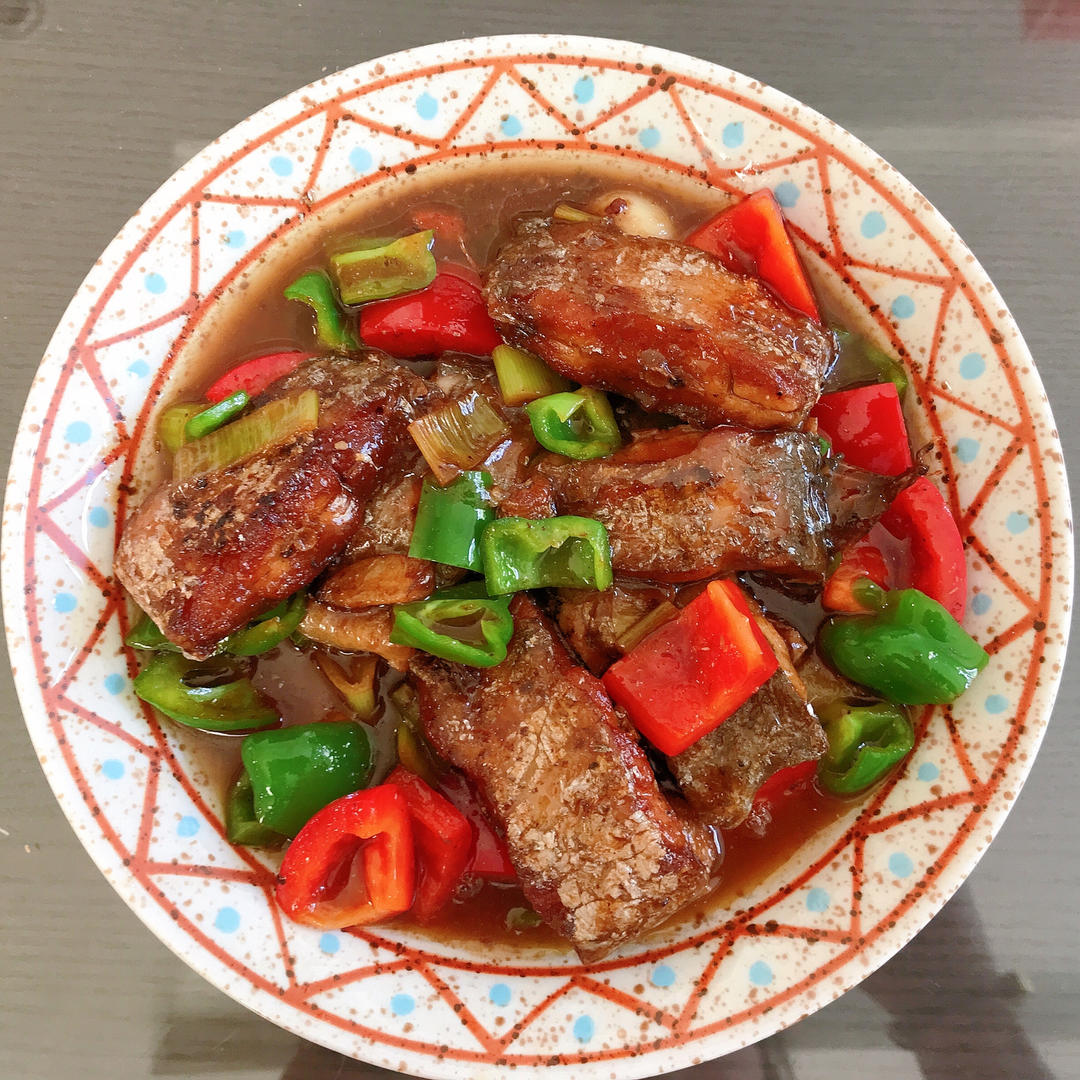 厨师长教你：“青椒烧带鱼”的家常做法，汤汁浓郁，色味俱佳