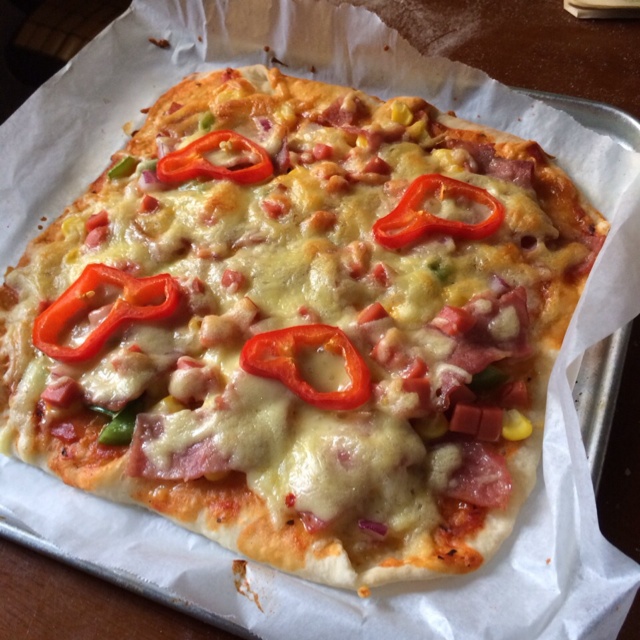 薄饼脆皮火腿pizza