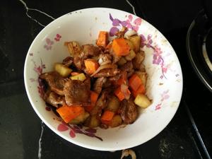 蚝油猪肉土豆红萝卜焖饭的做法 步骤5