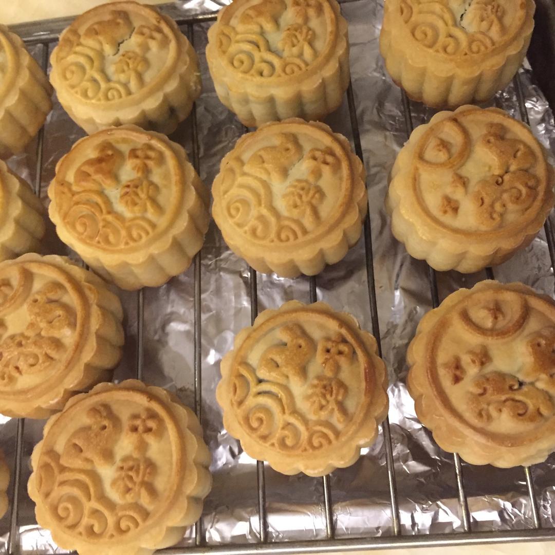 广式月饼—蛋黄芝麻月饼