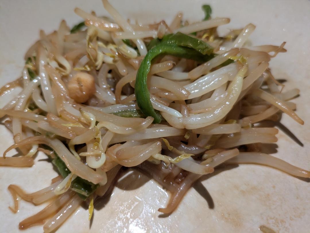 三块钱搞掂：清爽简单的青椒炒绿豆芽