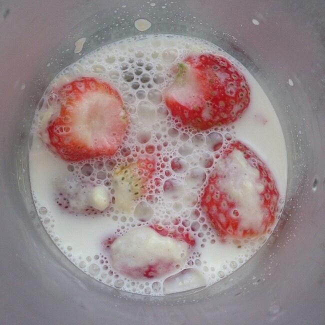 草莓提子奶昔的做法 步骤2
