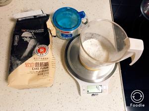 抹茶蜜红豆白巧克力奶油蛋糕卷的做法 步骤10