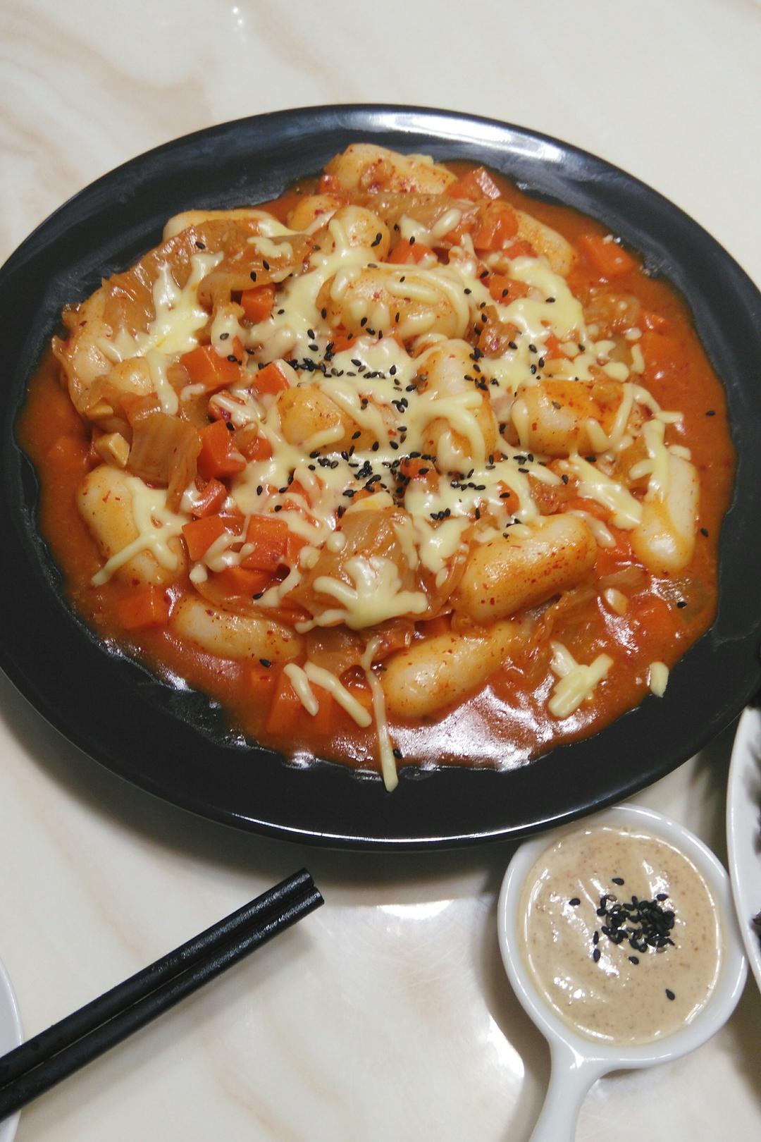 一人食之爆炒泡菜拉面酱焗芝士年糕（快手韩国料理）