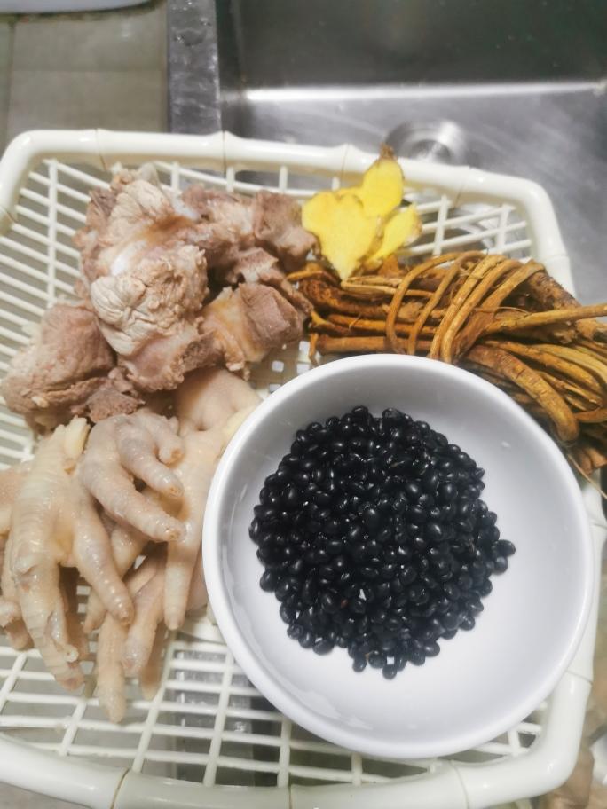 补肾滋阴健脾的《五指毛桃黑豆猪骨鸡脚汤》的做法