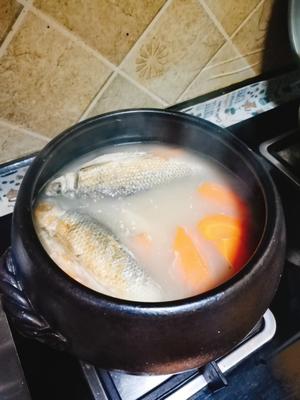 陈皮粉葛鲮鱼汤的做法 步骤2