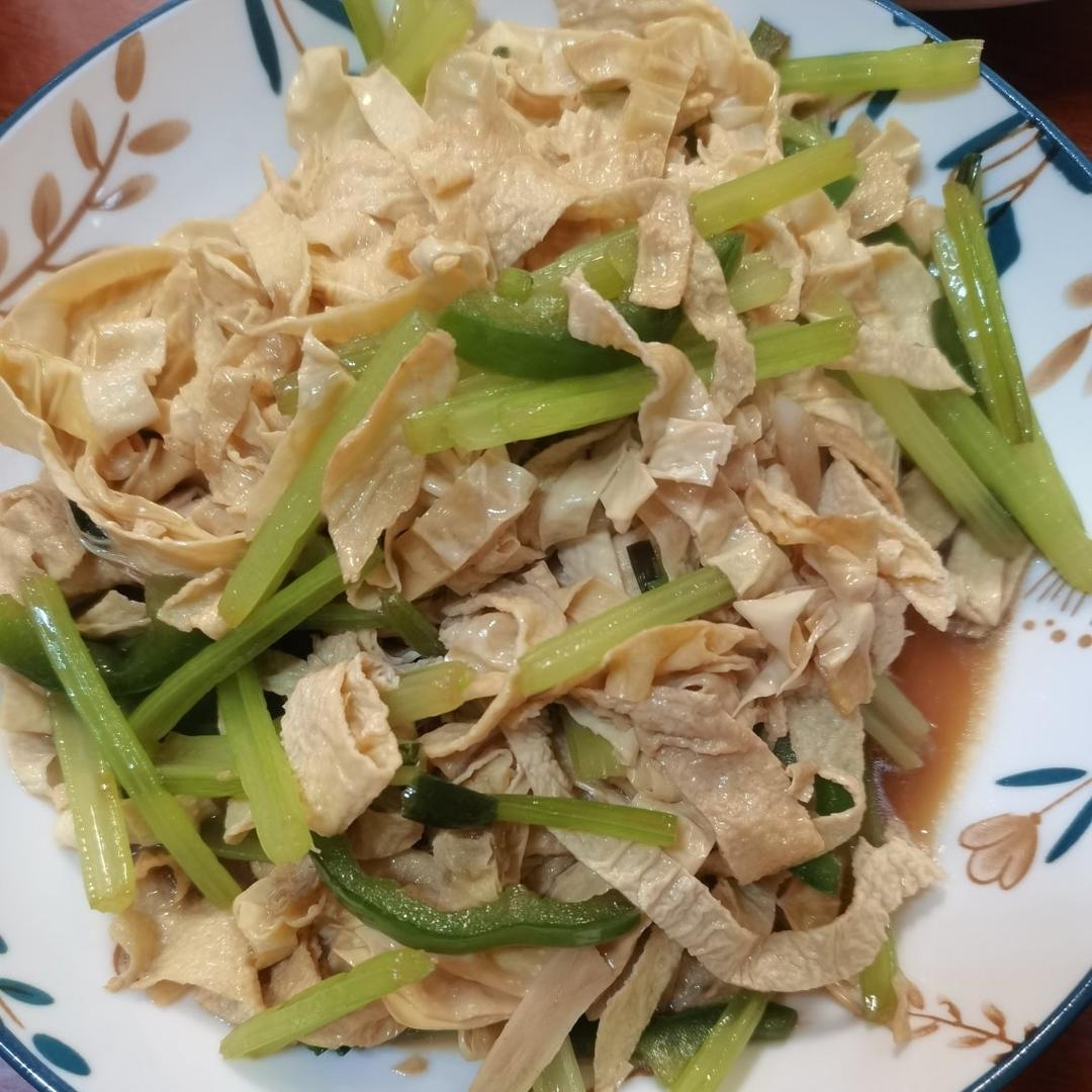 青椒炒香干，简单快手又好吃