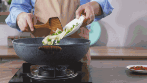 爆炒牛肉【孔老师教做菜】的做法 步骤7
