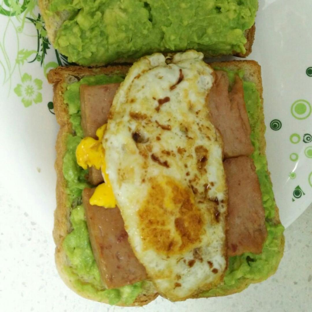 牛油果鸡蛋三明治