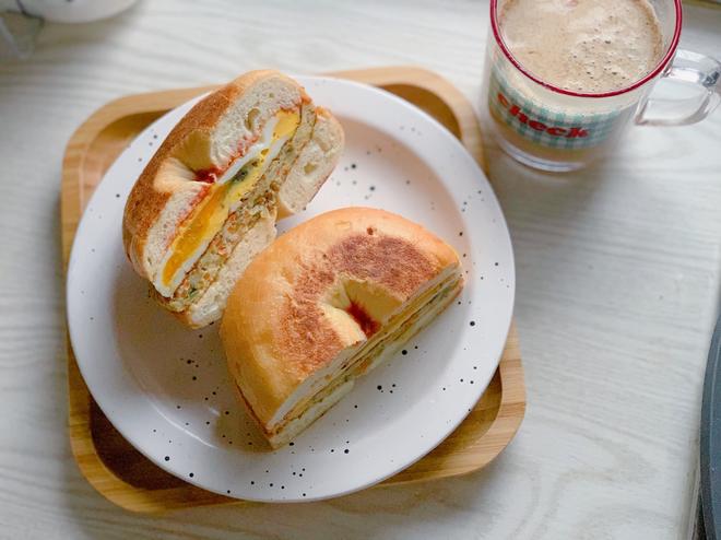 洋葱煎蛋蘑菇贝果三明治的做法