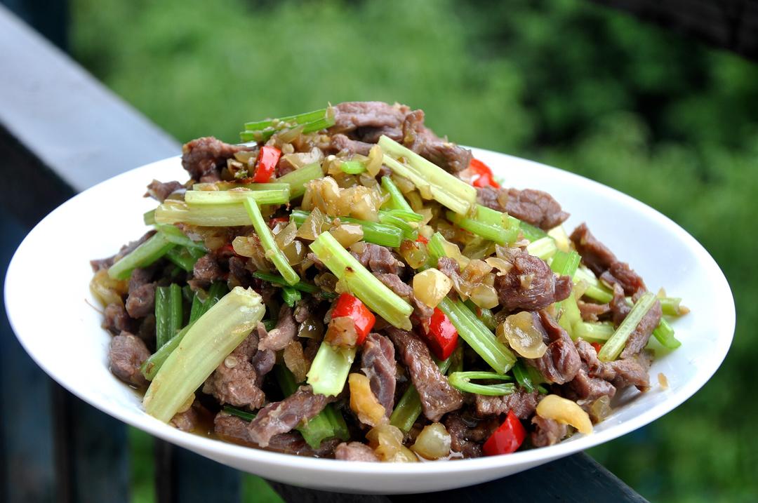 香芹泡彩椒炒牛肉的做法