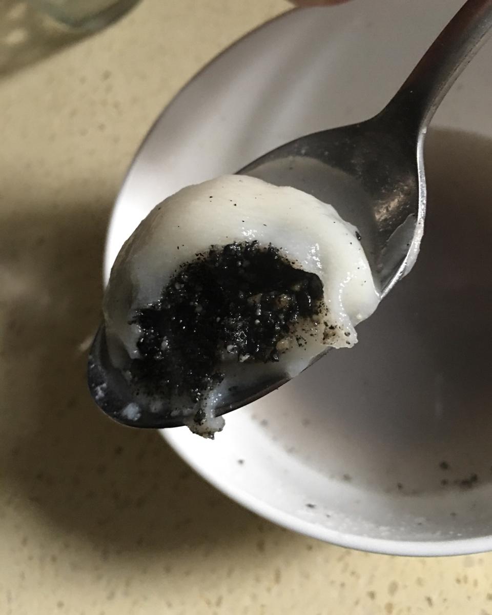 花生黑芝麻汤圆