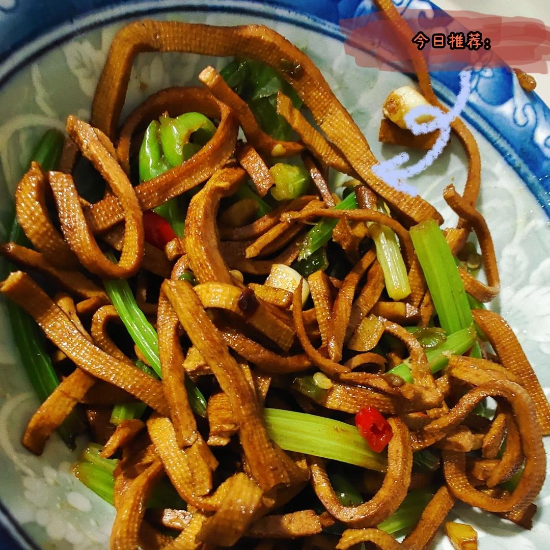 午餐晚餐简单快手下饭菜芹菜炒香干