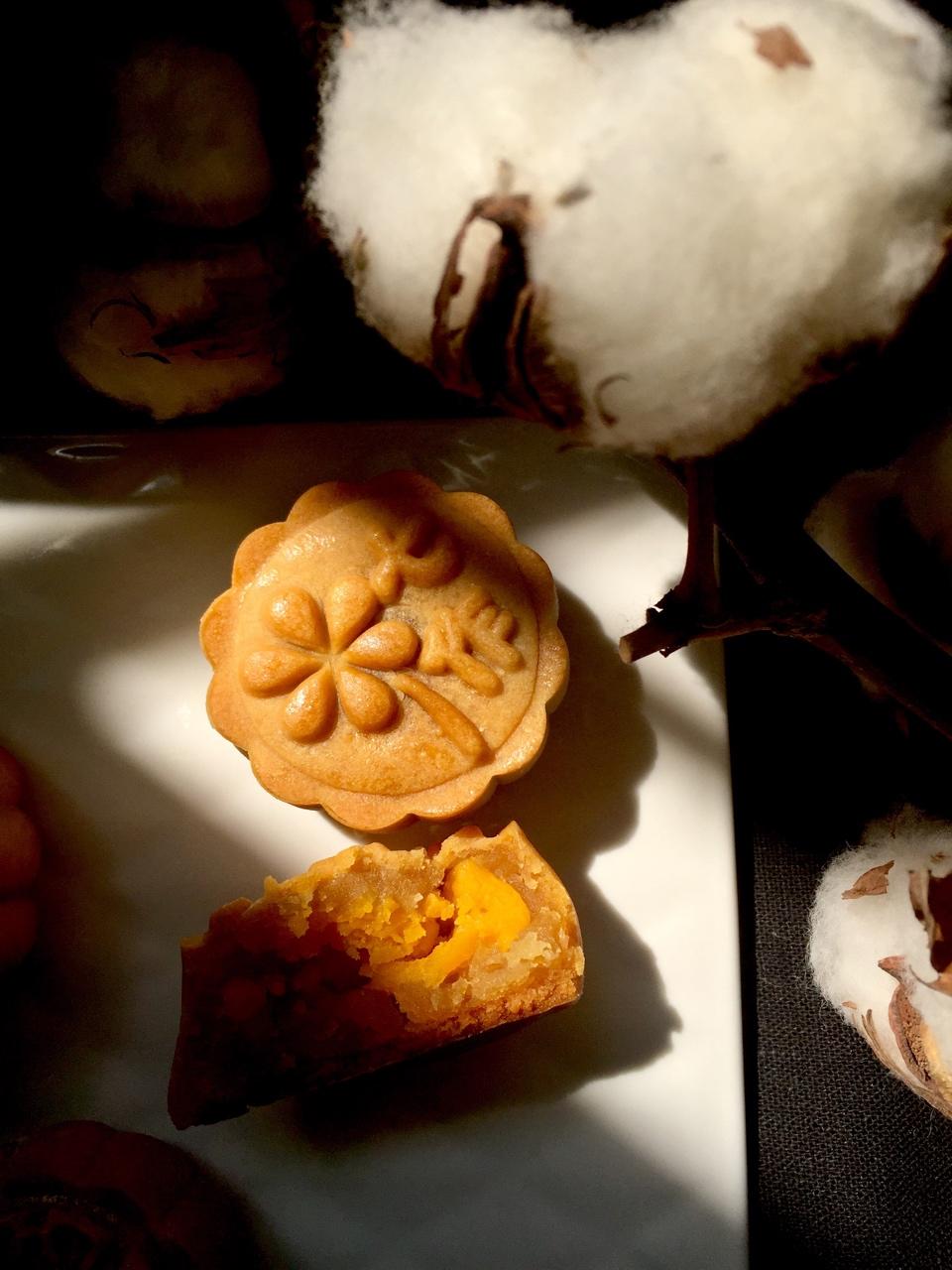 广式月饼—蛋黄莲蓉月饼