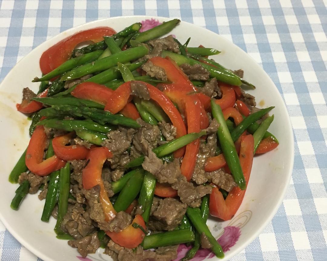 芦笋彩椒炒牛肉的做法