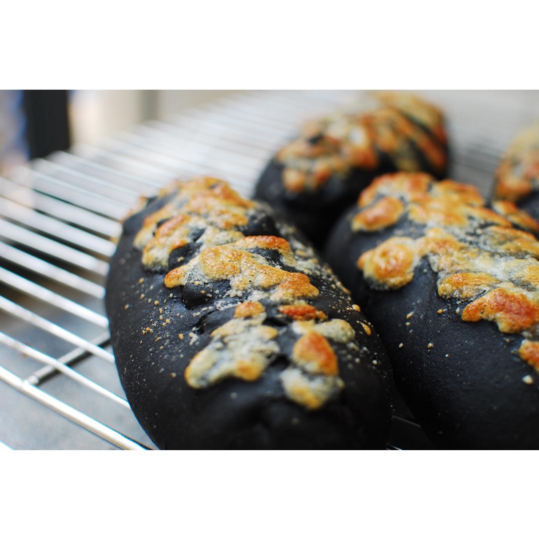 我不叫阿星做的墨鱼汁奶酪墨鱼汁香肠软欧包