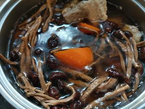 茶树菇炖排骨汤的做法 步骤3