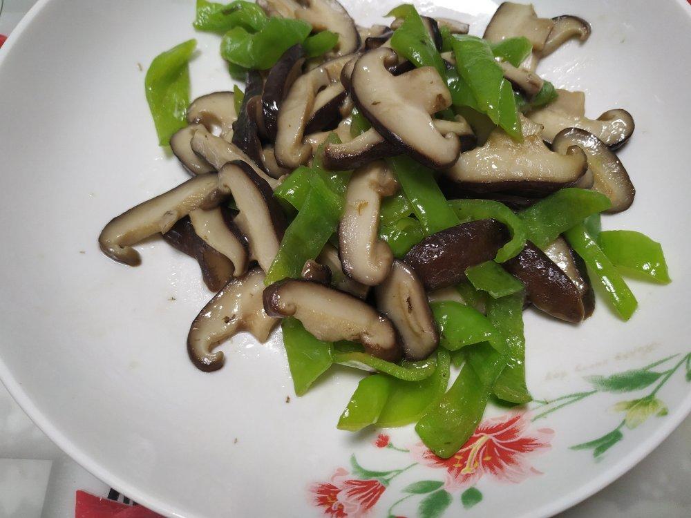 青椒炒香菇