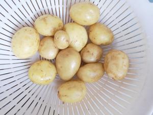 葱油小土豆的做法 步骤1