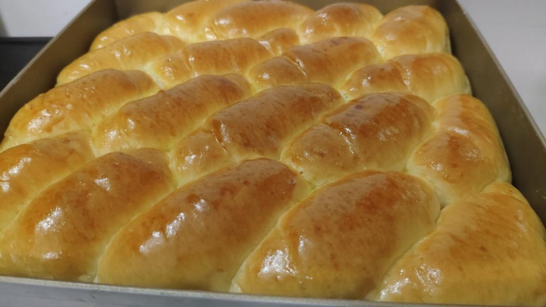 又香又软又拉丝，咬一口奶香十足！超治愈的淡奶油波兰种小餐包
