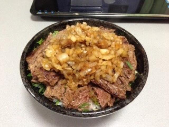 「食戟之灵」06话 夏里亚宾牛排盖饭 シャリアピン・ステーキ丼