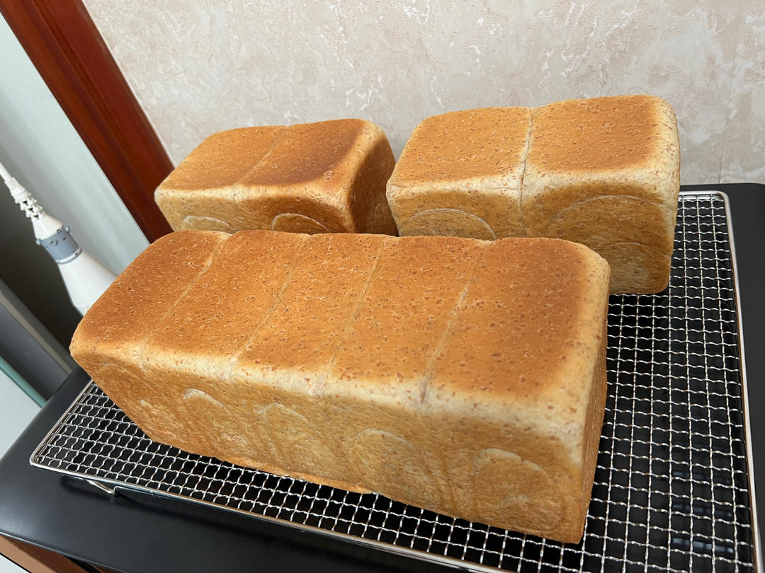柔软的蜂蜜牛乳全麦吐司