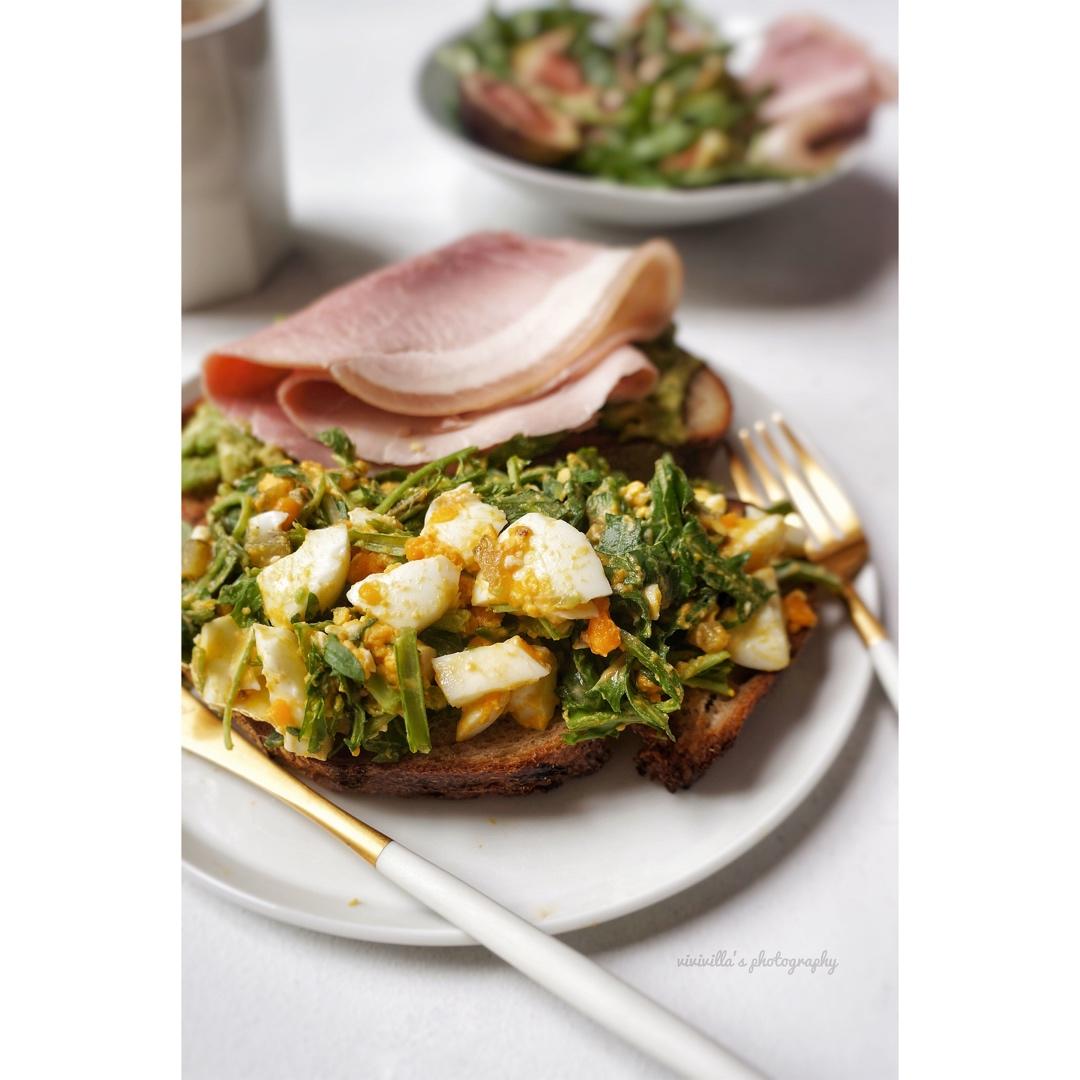 芝麻菜鸡蛋贝果三明治。