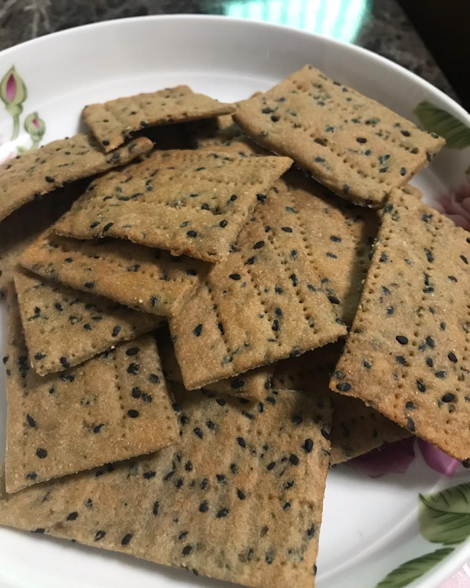 全麦苏打饼干(芝麻咸味饼干，无糖少油，简单健康，健身好搭档)