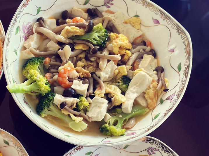 豆腐鲜虾菇菌汤
