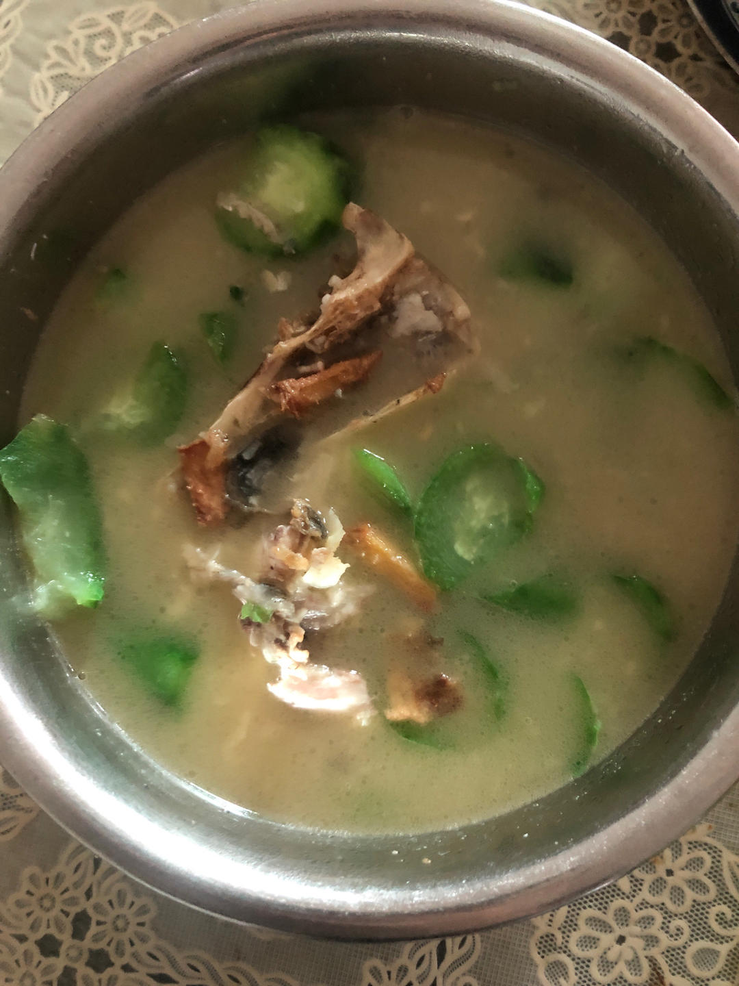 广东靓汤——超鲜的鱼头豆腐丝瓜汤