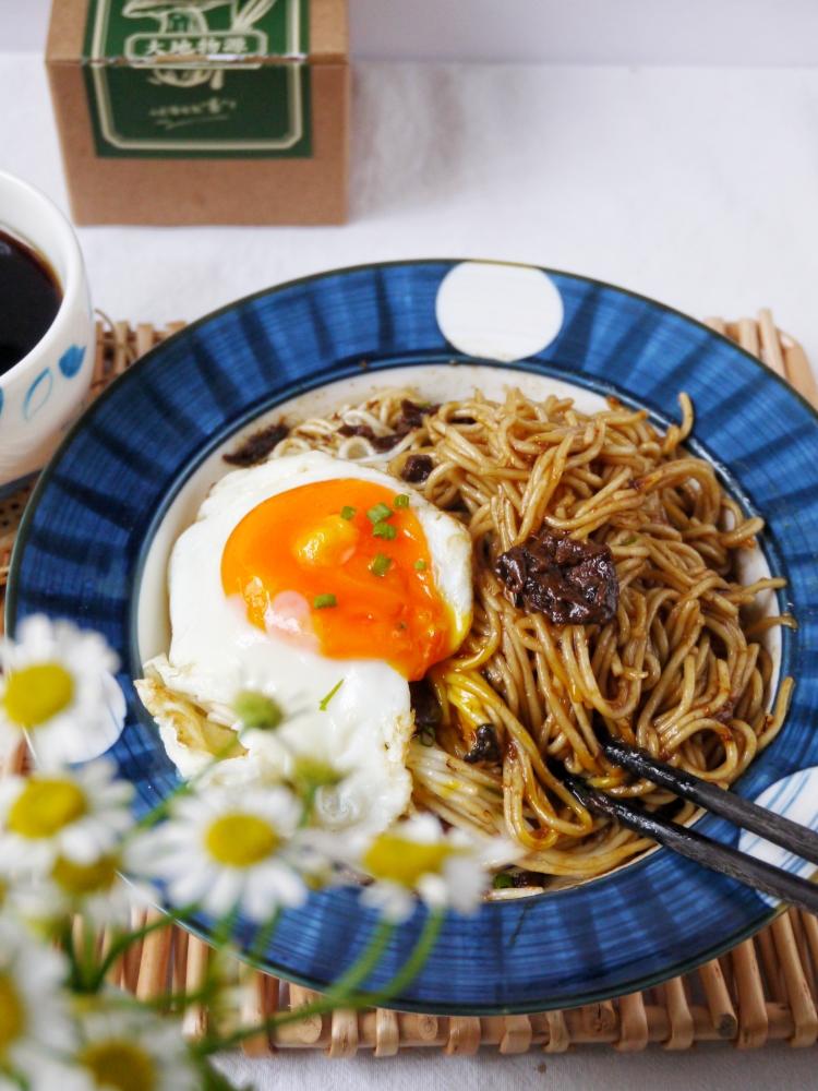 葱油牛肝菌拌面的做法