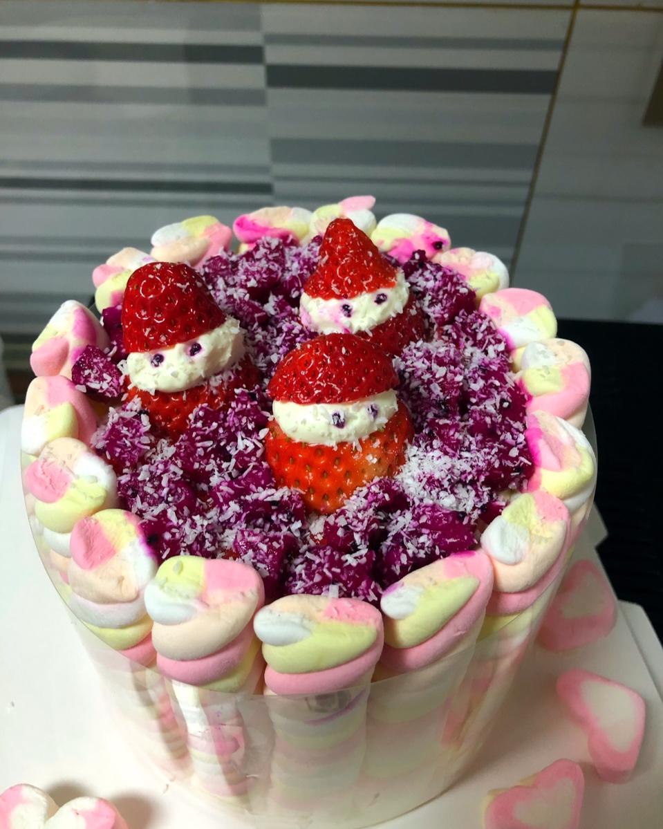 草莓棉花糖生日蛋糕