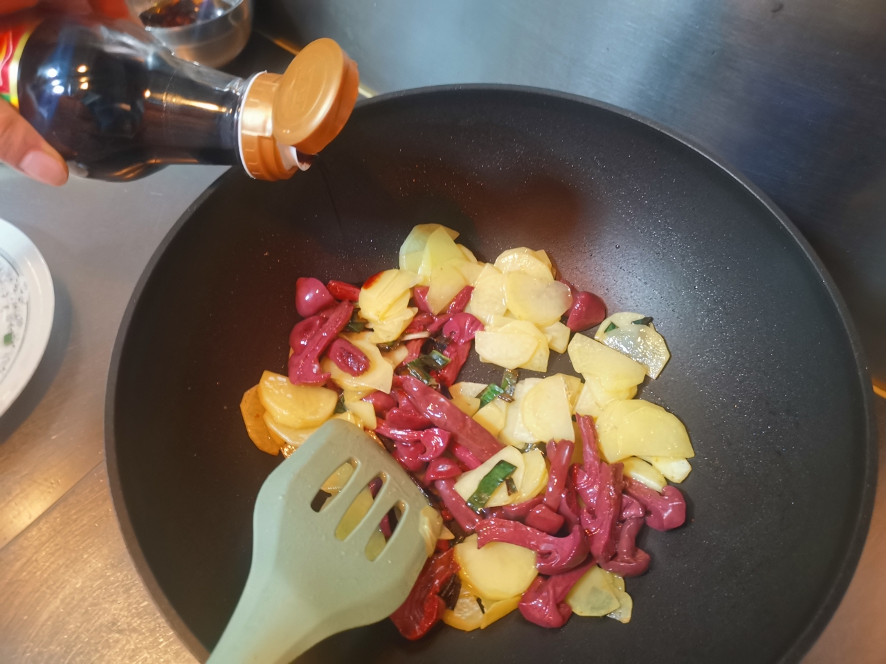 经典东北农家菜～红蘑土豆片的做法 步骤3