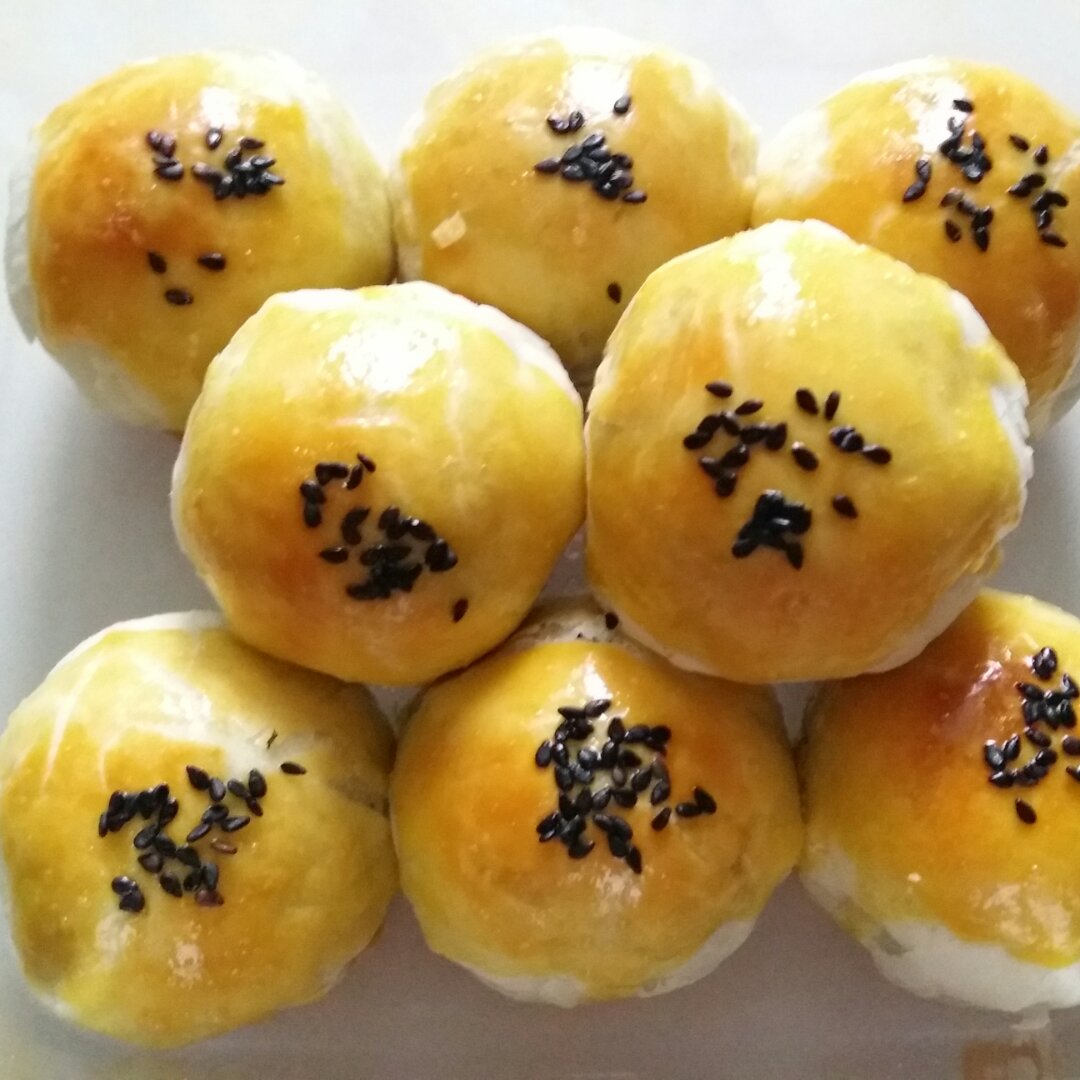蛋黄酥 Danhuangsu