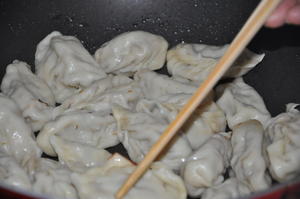 水煎饺（可以用生饺子也可以煮熟的）的做法 步骤2