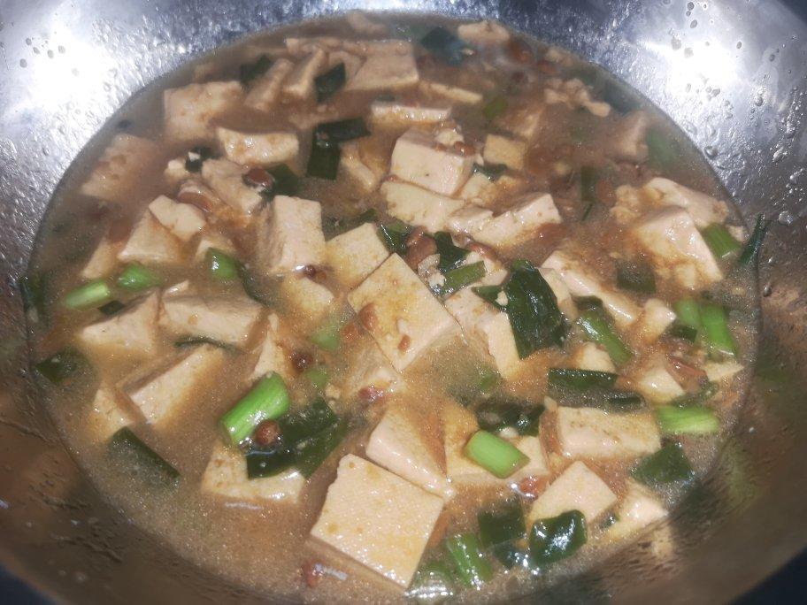 不放肉也超下饭的葱焖豆腐