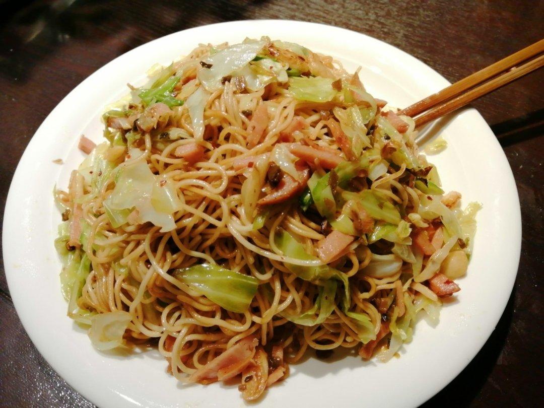 火腿鸡蛋炒面