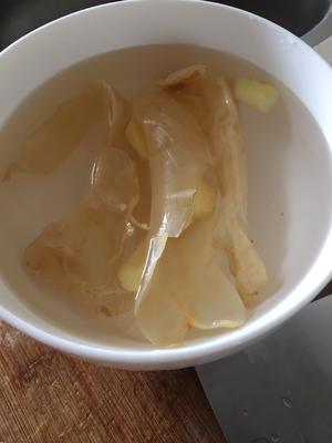 养颜下午茶：花胶冰糖牛奶的做法 步骤1
