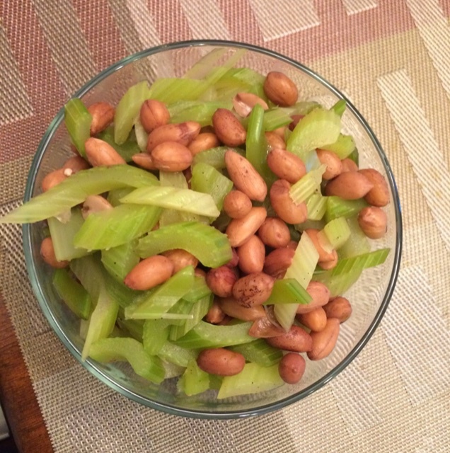 西芹胡萝卜拌花生