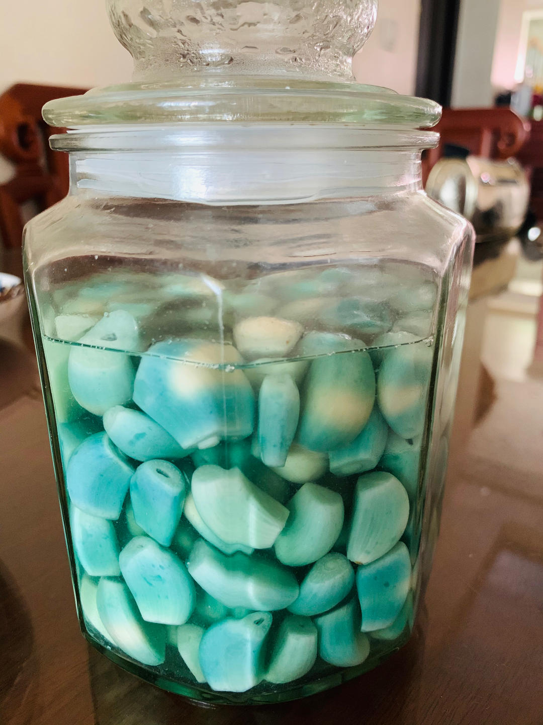 腌腊八蒜不要直接倒醋，教你2个技巧，3小时就变绿，脆爽开胃解腻