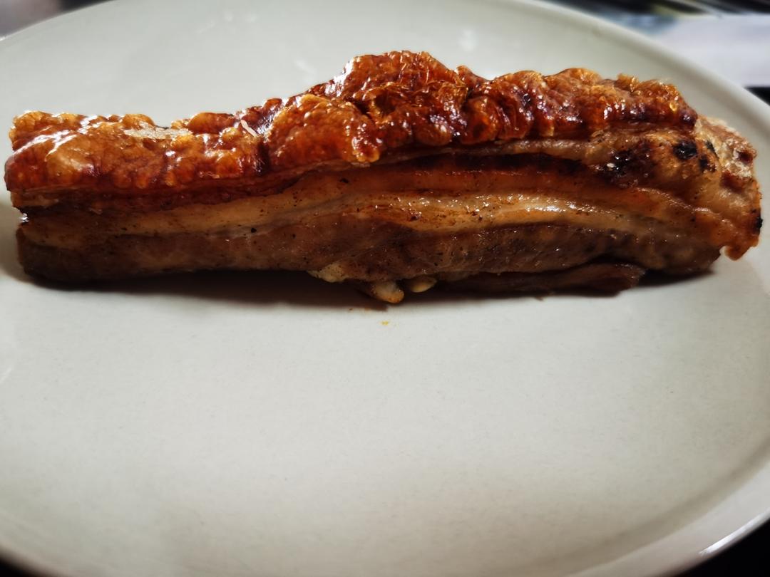 脆皮烧肉，皮酥脆、肉甘香，生烧做法