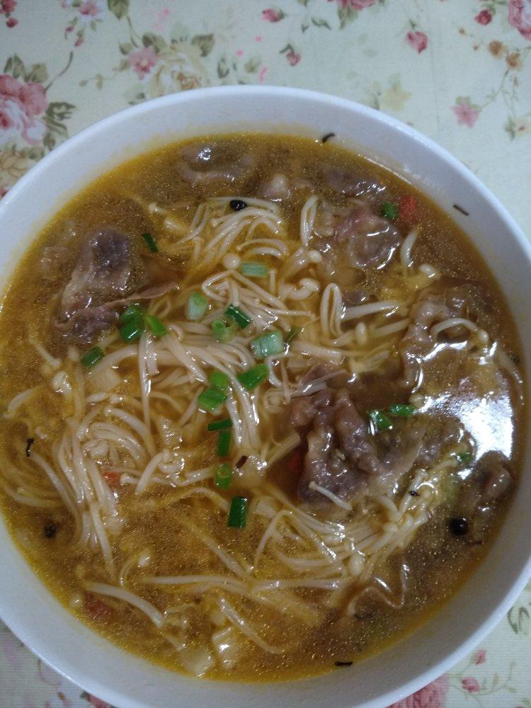 酸汤金针菇肥牛卷